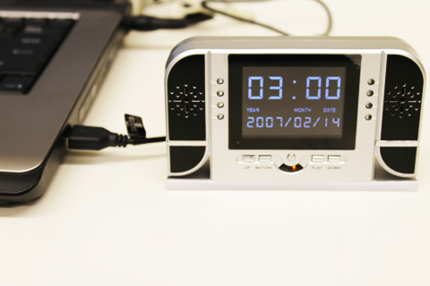 液晶モニター付きで再生可能なデジタル置時計型ビデオカメラ０６